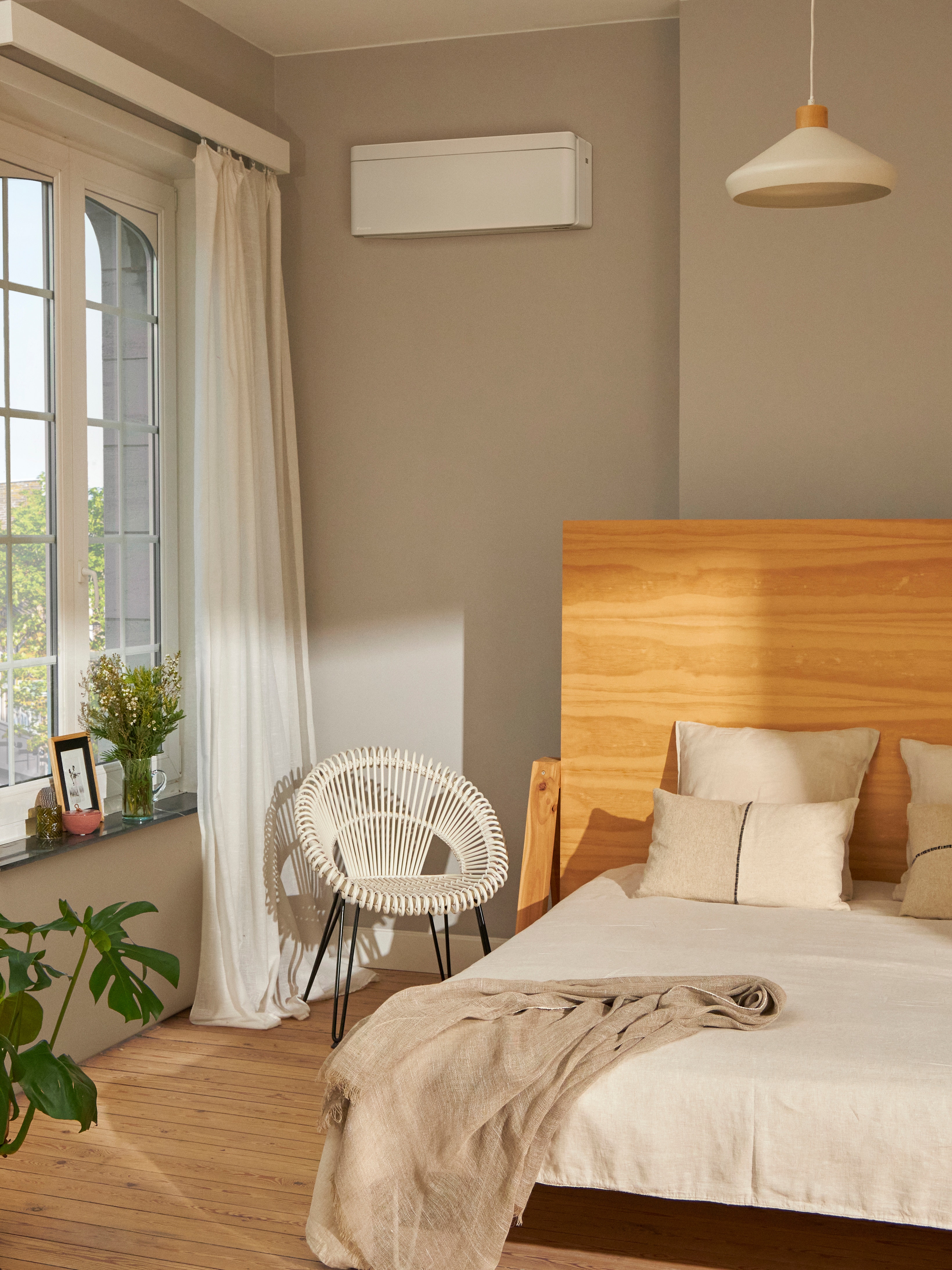 Pièce avec bureau et ordinateur à côté d'une grande fenêtre et d'un système de chauffage mural