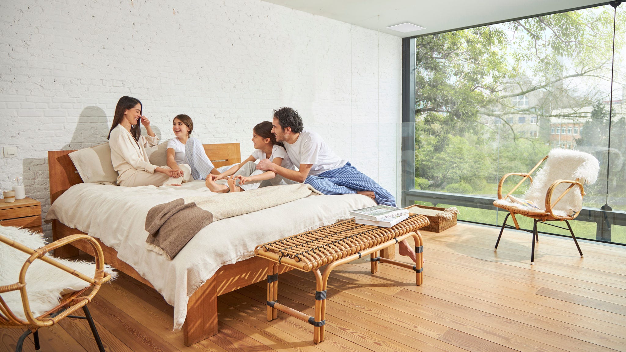 Famille de quatre personnes profitant d'une chambre bien ventilée