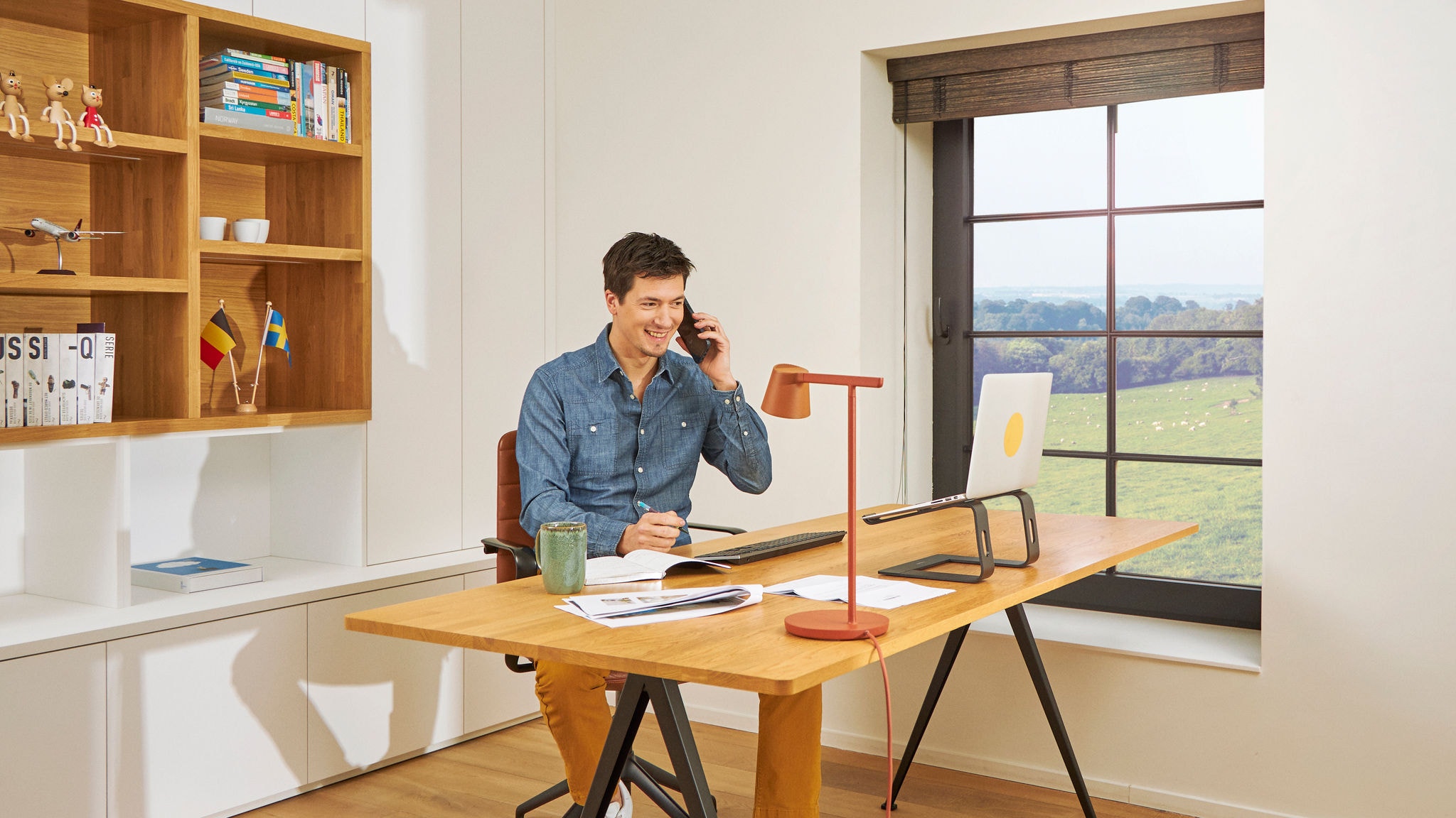 Homme en train de téléphoner dans son bureau à domicile dans un air intérieur de qualité