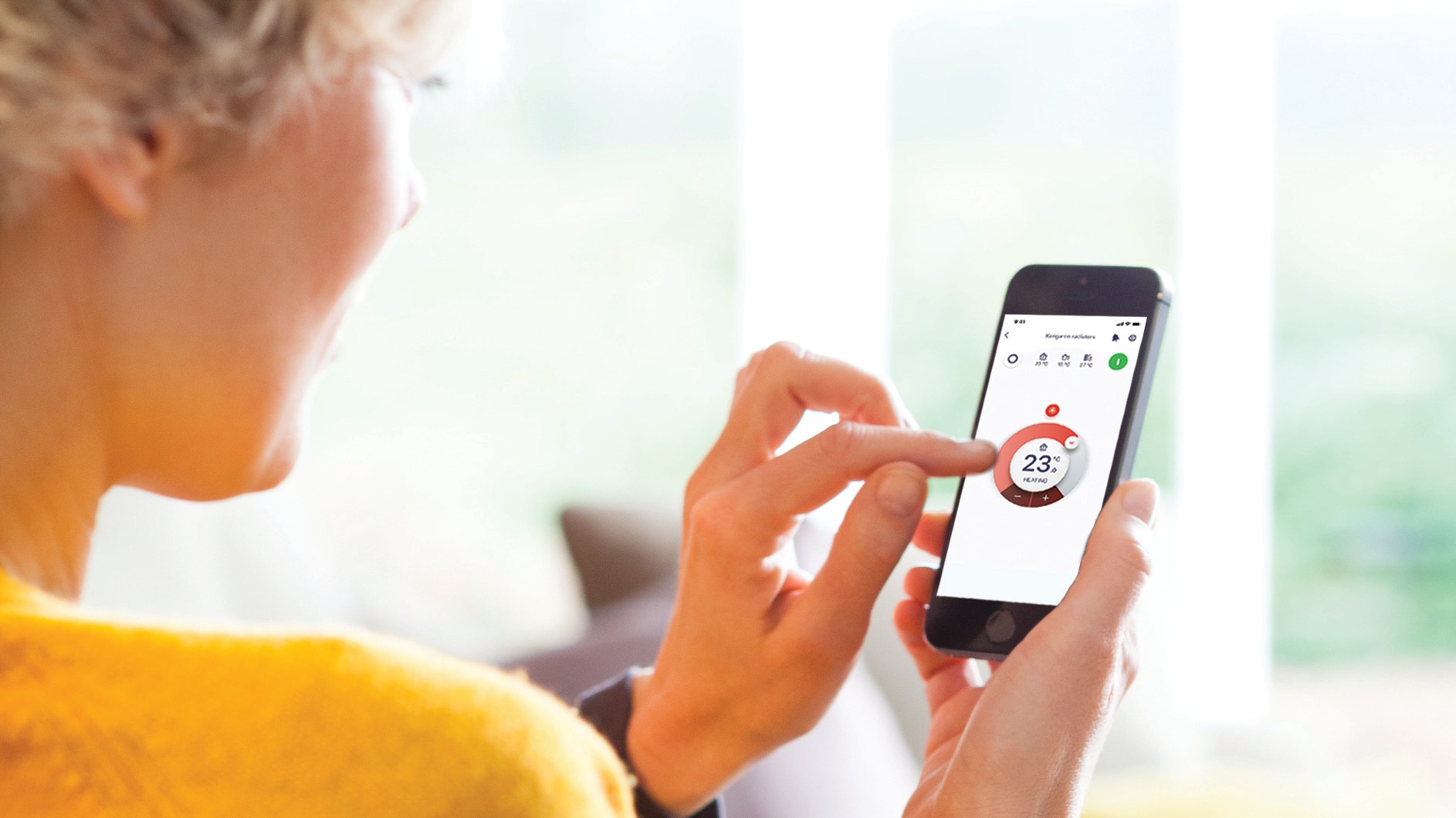 Femme utilisant l'application Onecta sur son smartphone