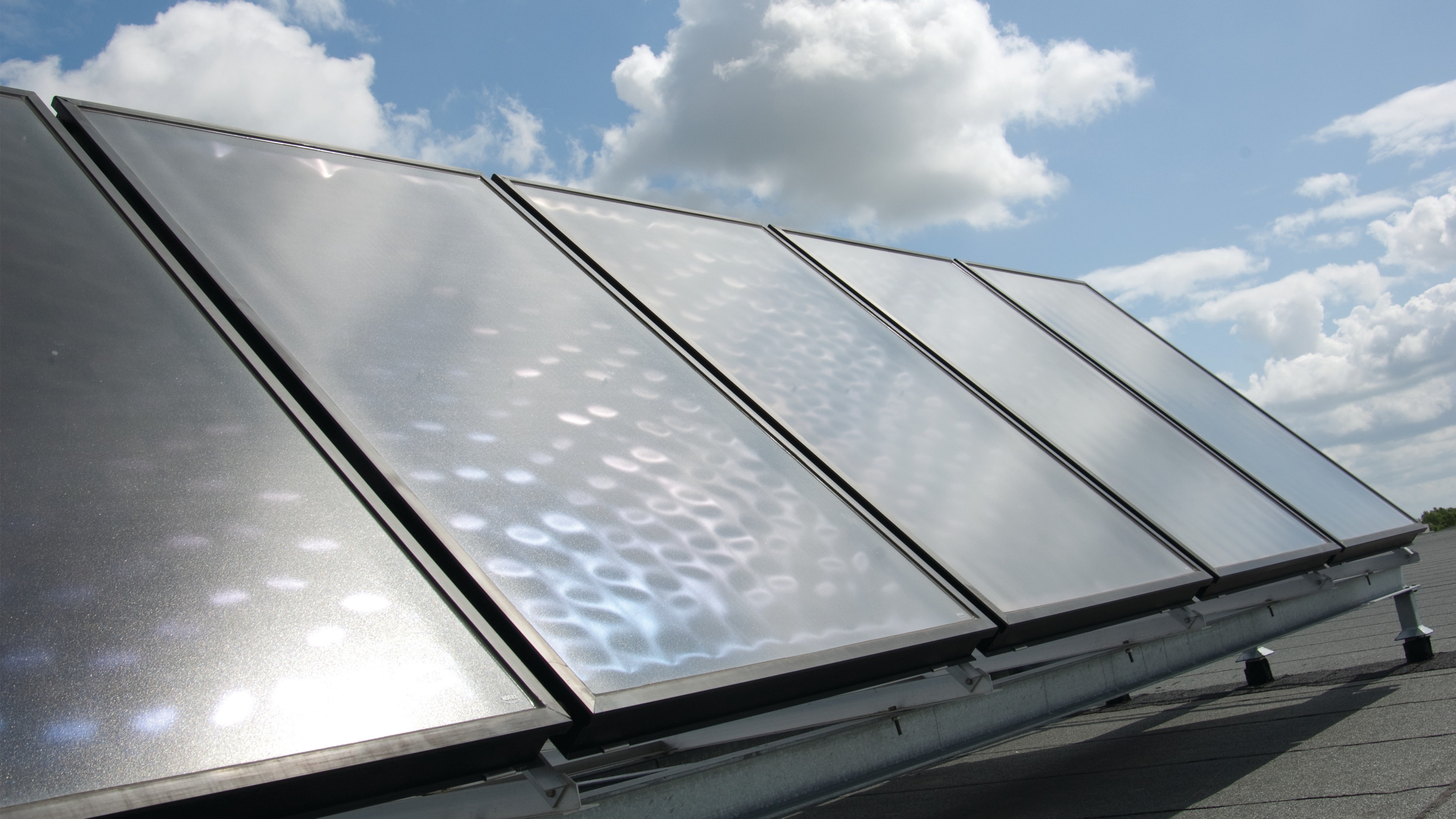 Panneaux solaires sous un ciel bleu