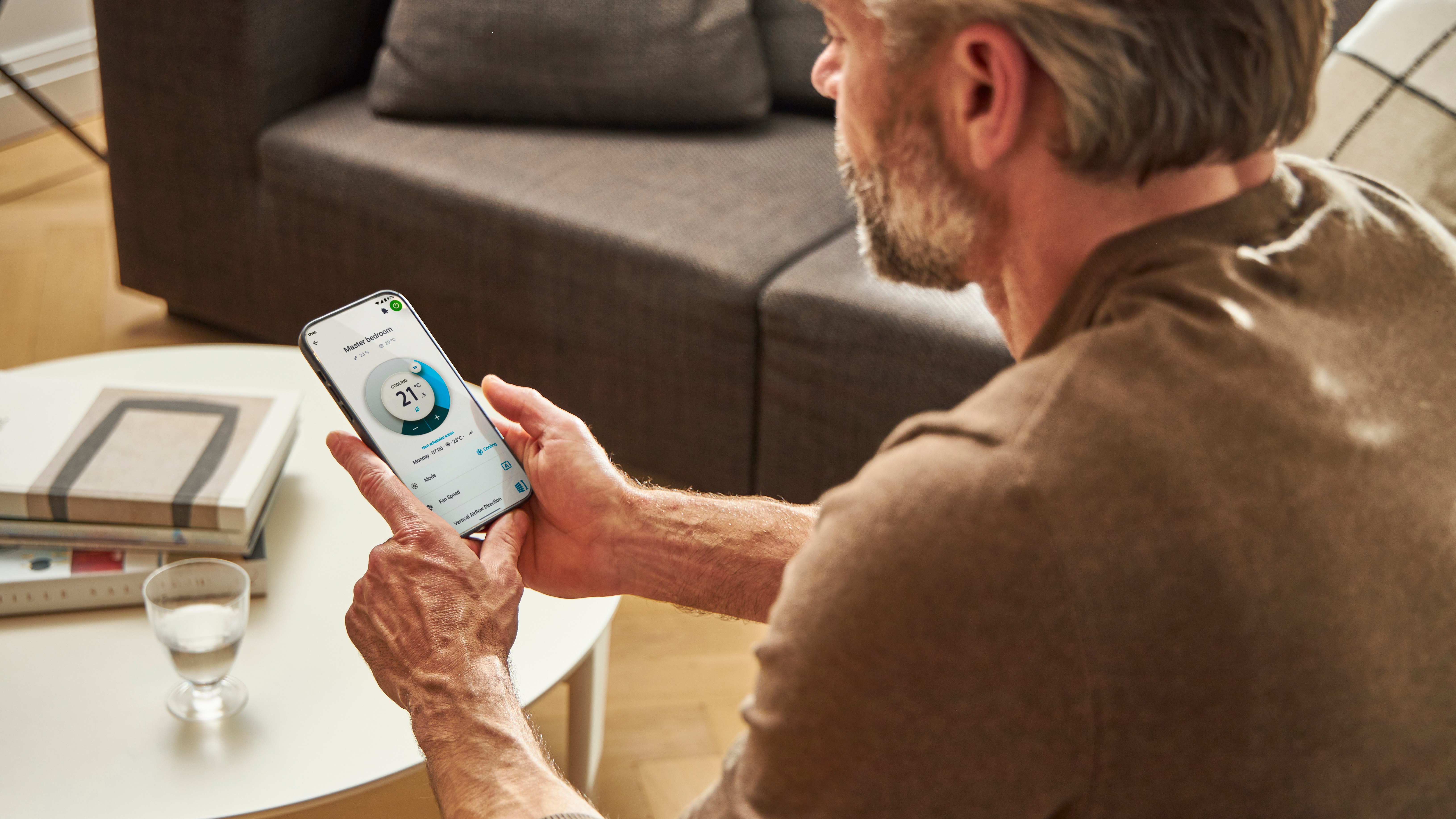 Homme utilisant l'application Onecta sur son smartphone