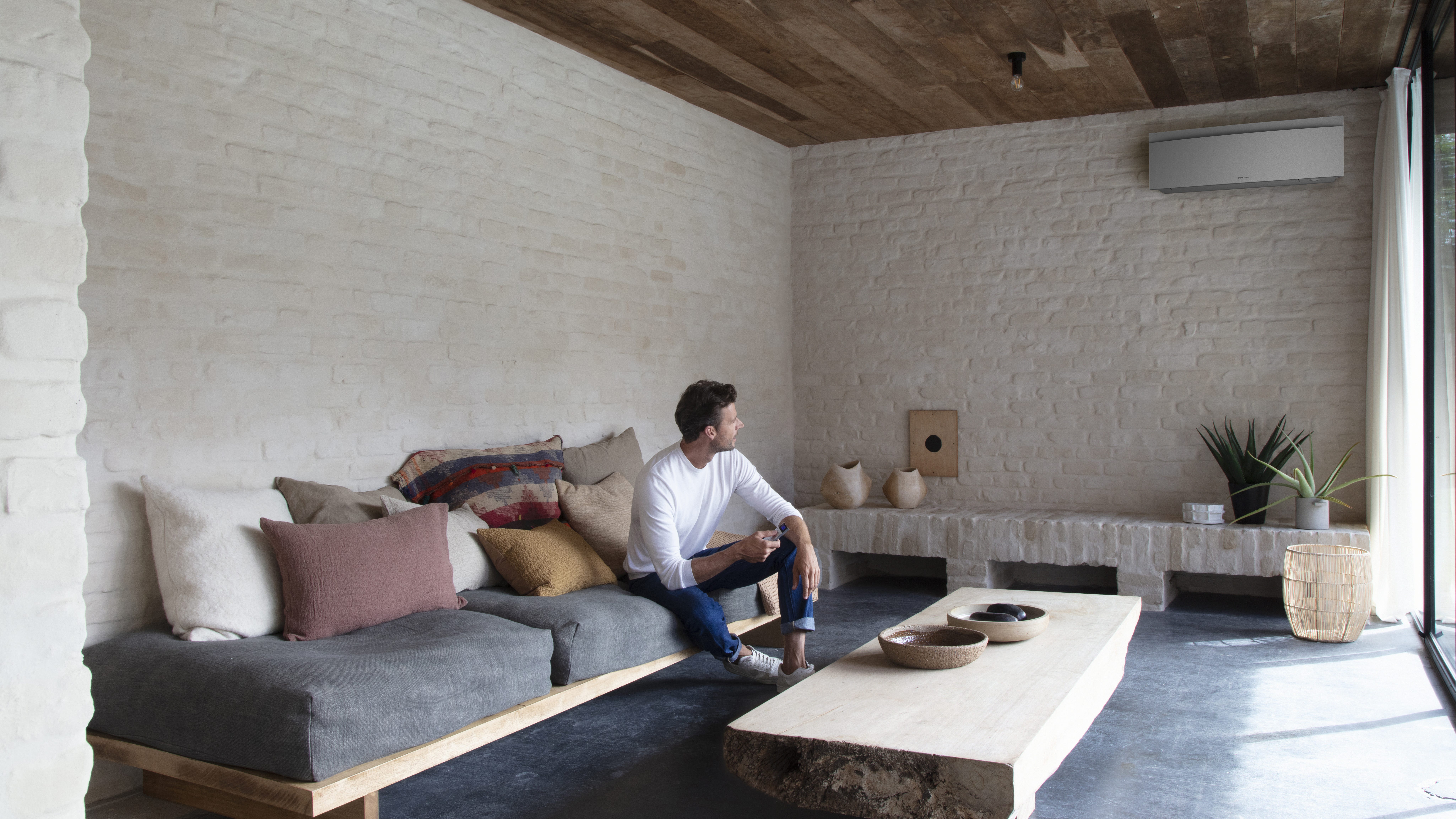 Installateur plaçant une unité intérieure Stylish au mur