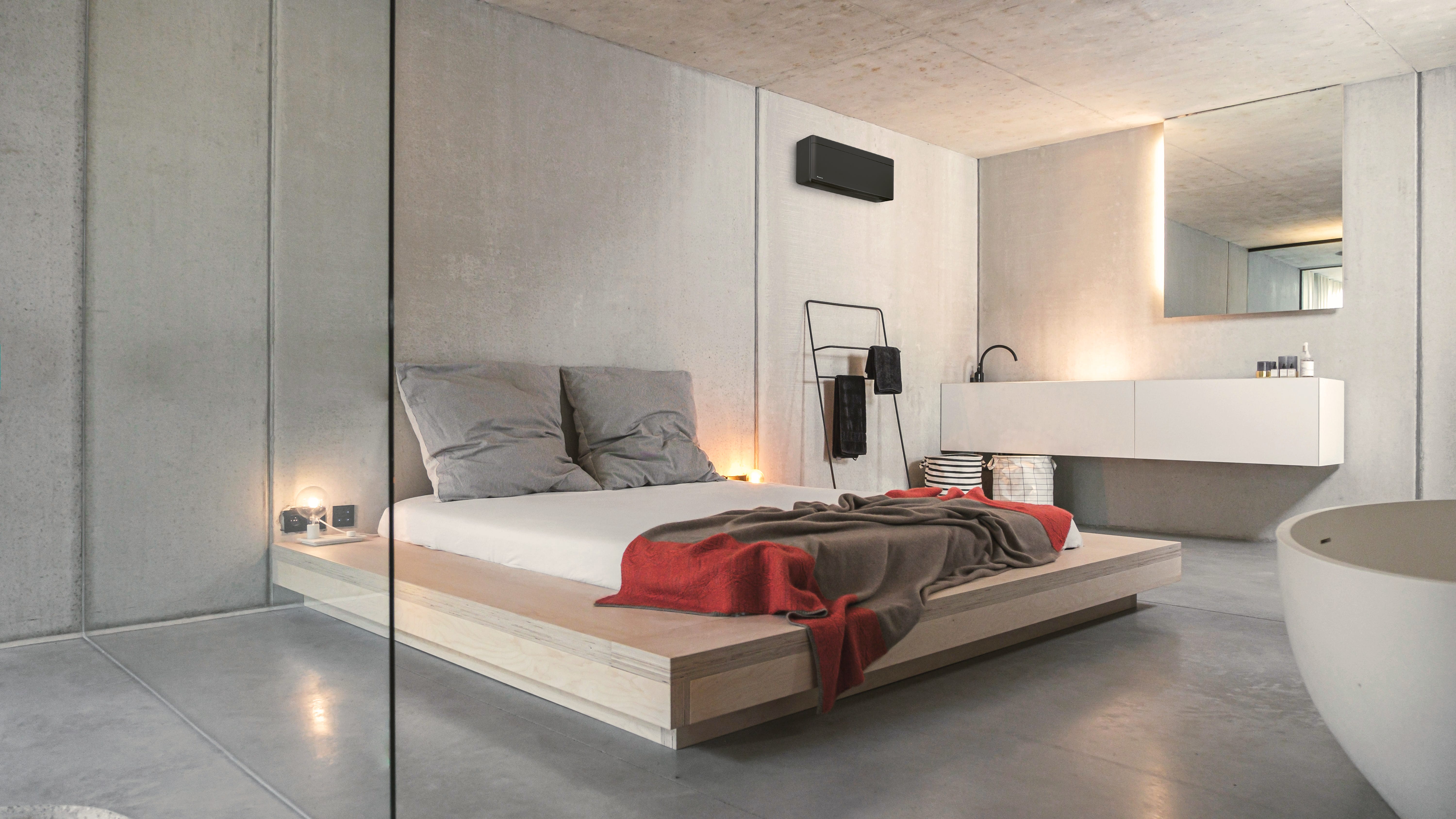 Installateur accrochant une pompe à chaleur air/air au mur