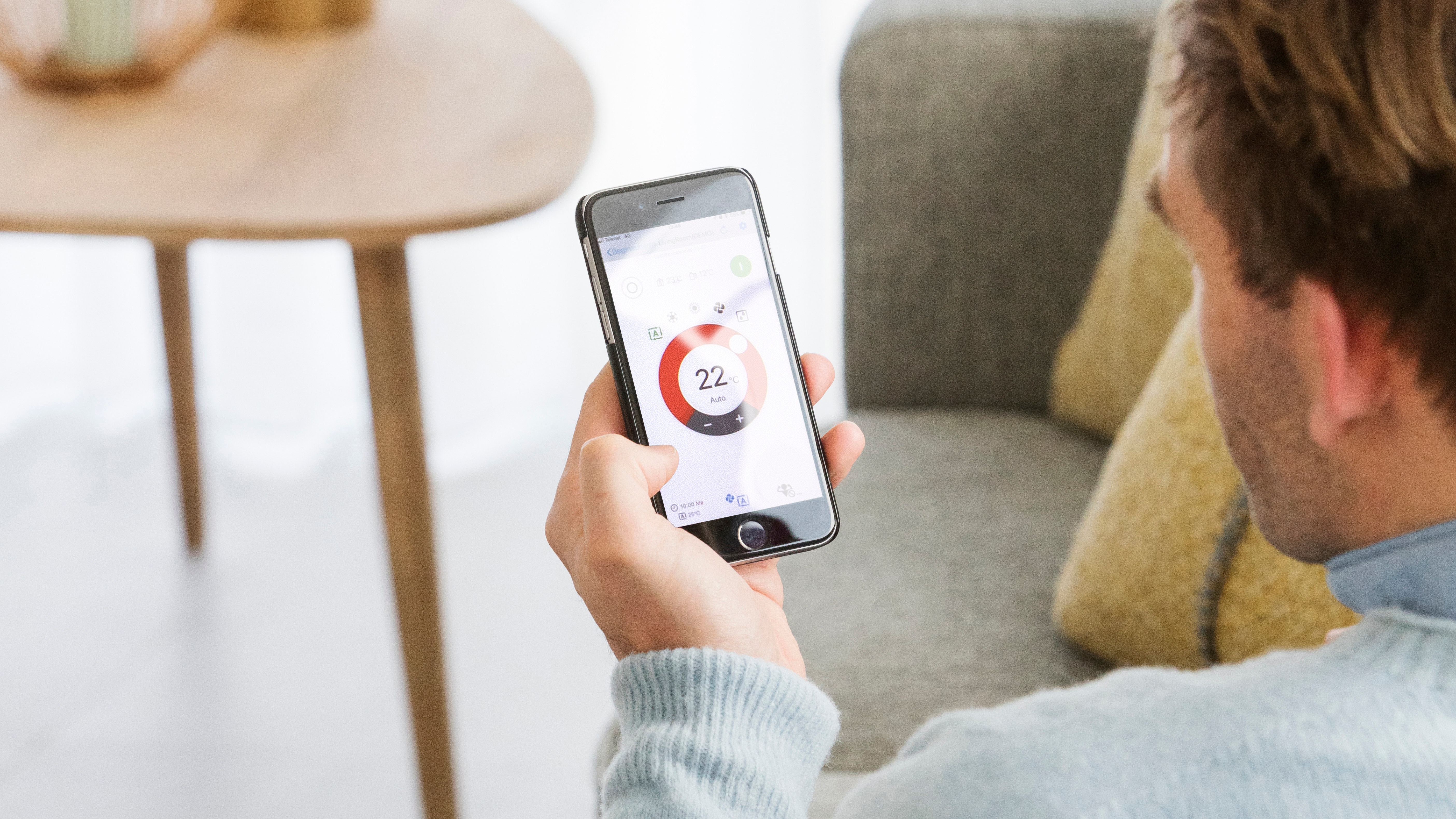 Homme utilisant l'application Onecta sur son smartphone