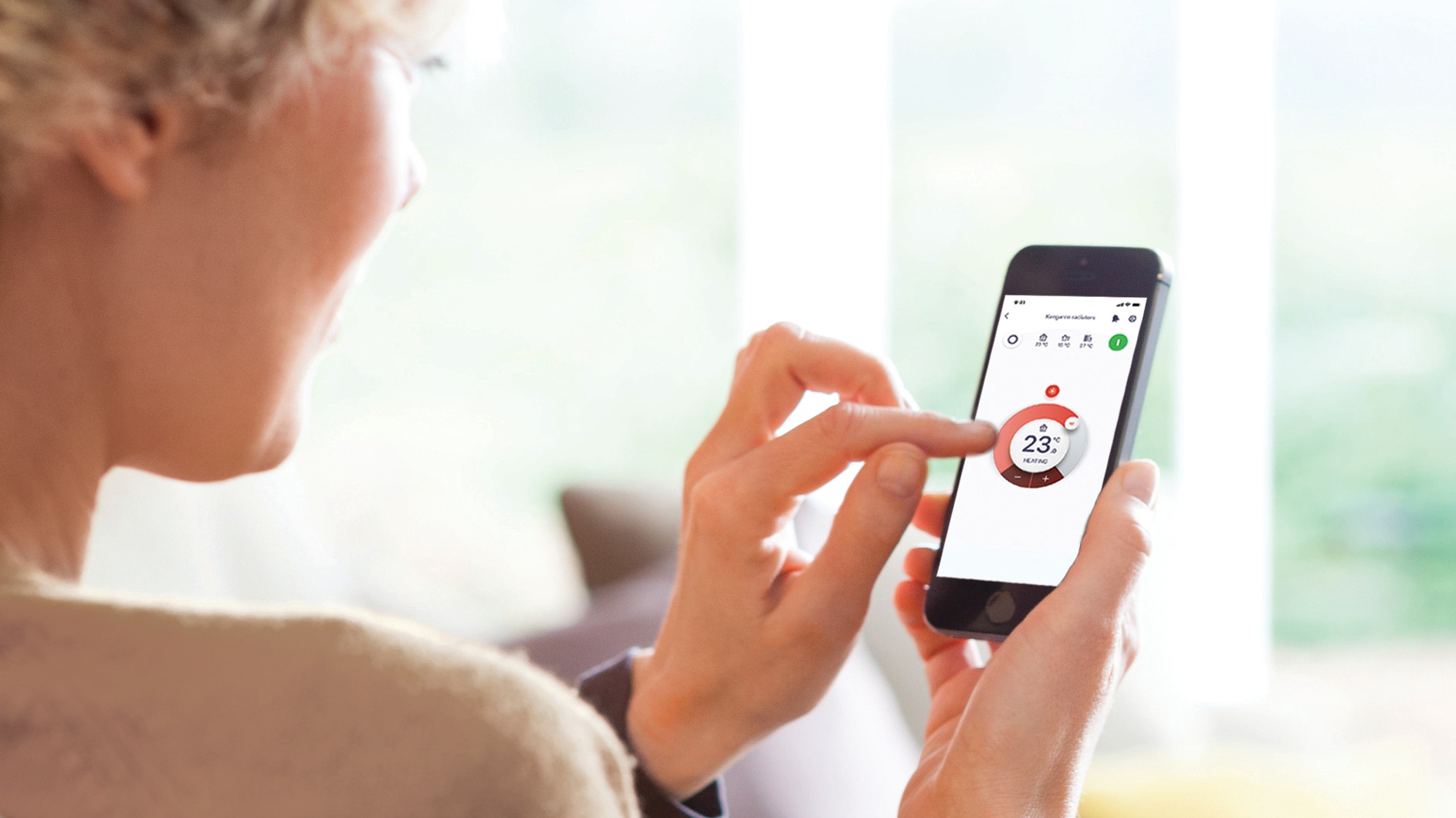 Femme utilisant l'application Onecta sur son smartphone