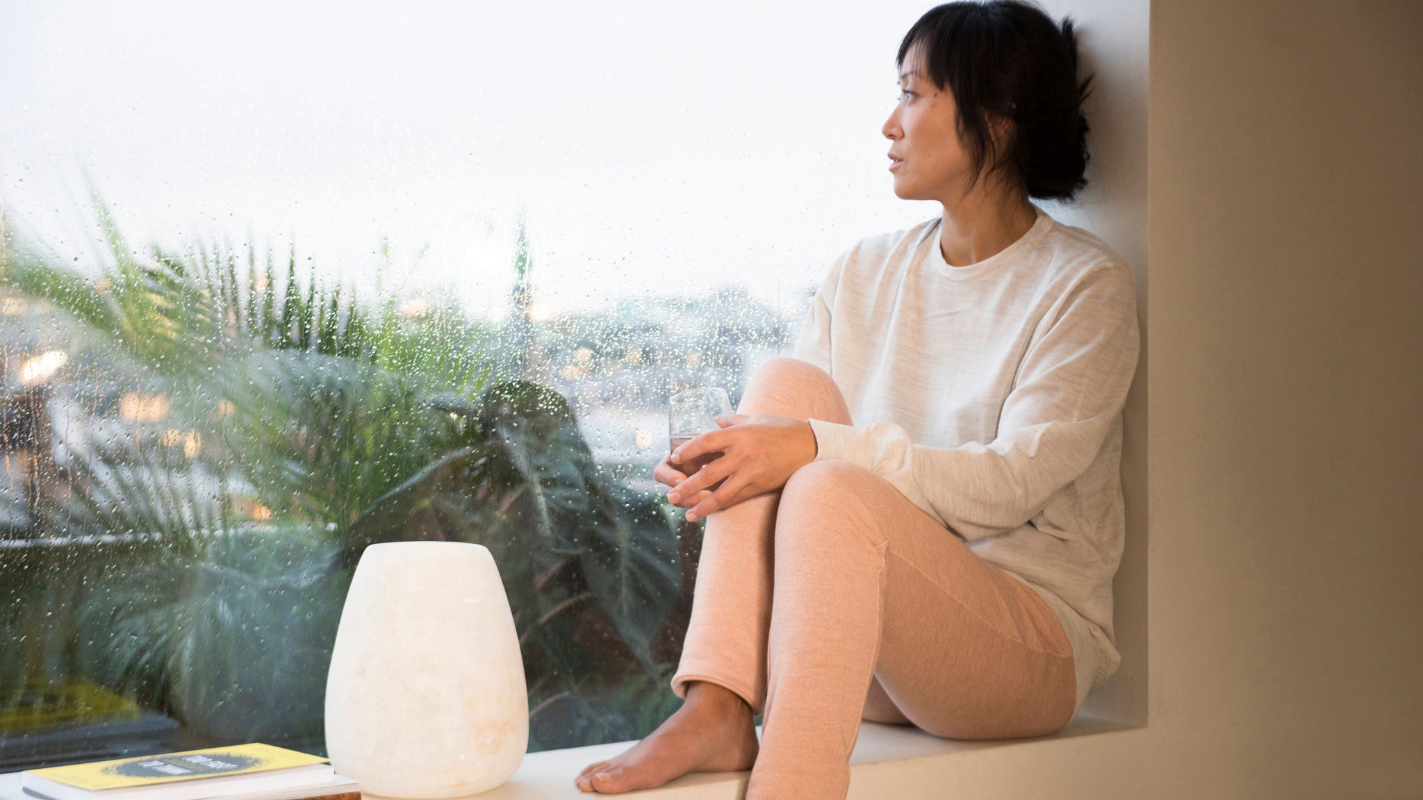 Femme profitant de sa température ambiante parfaite
