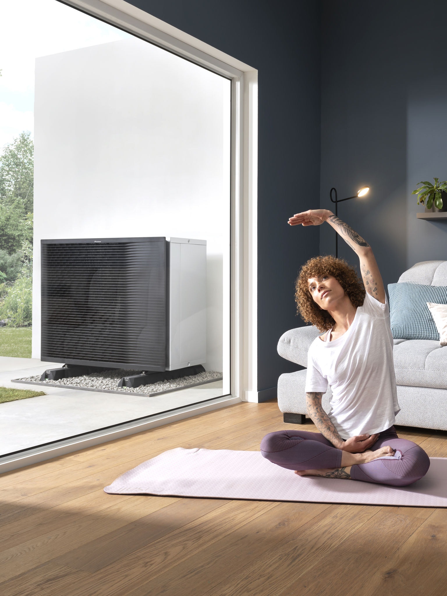 Femme faisant du yoga dans son salon