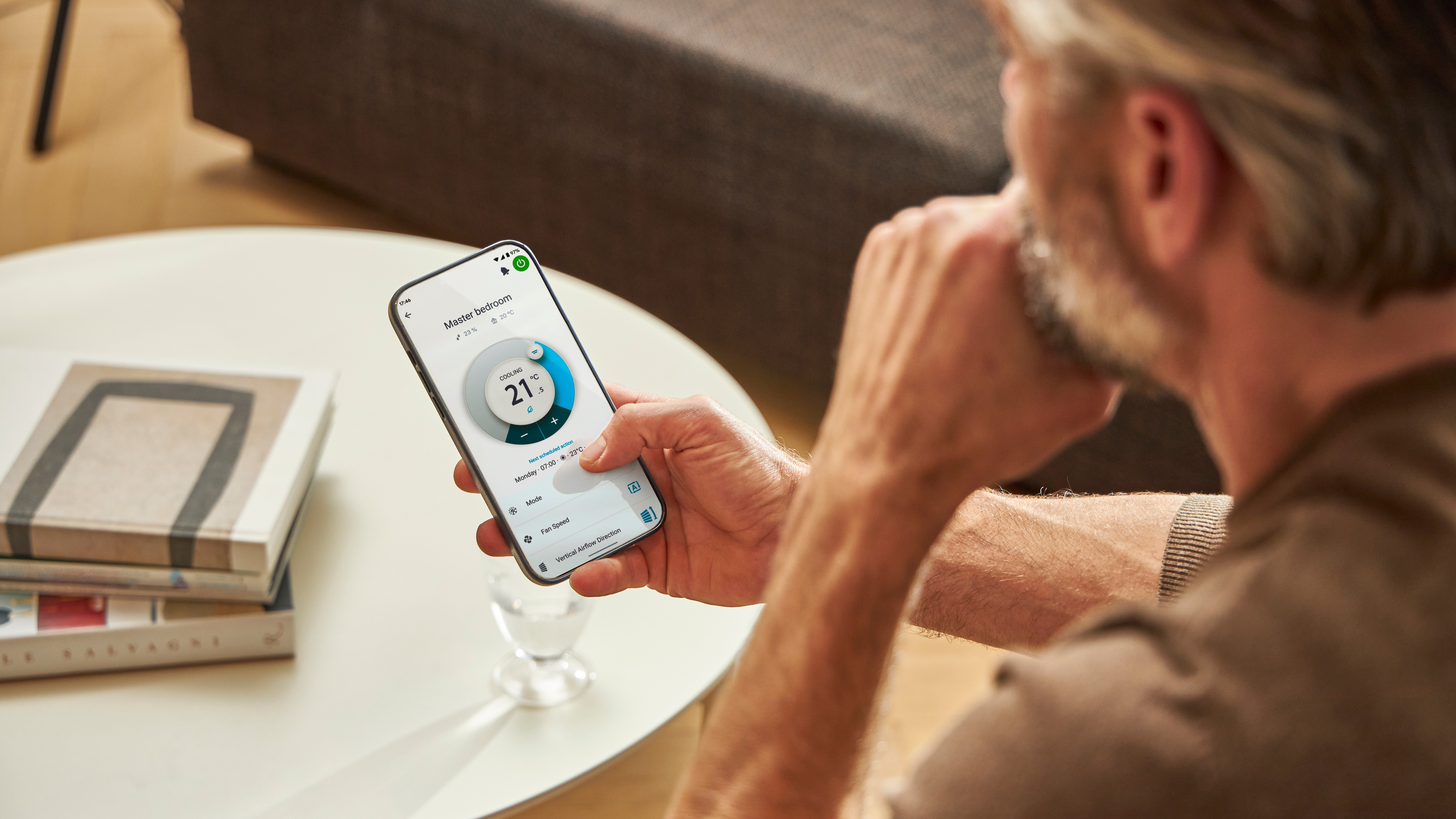 Homme utilisant une application pour commander sa solution de chauffage